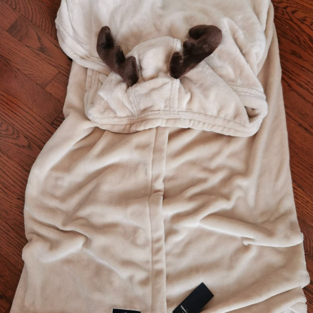 Abercrombie & Fitch hooded throw wearable moose blanket